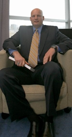 El doctor Luke Cicchinelli, ayer, en Gijón. ::                             JOAQUÍN BILBAO