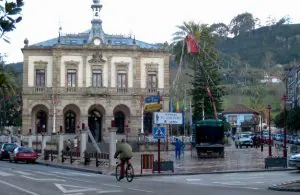 Un ciclista circula por la calzada junto a la Casa Consistorial de Villaviciosa. ::
T. B.