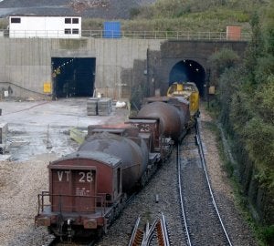 Un convoy de torpedos se aproxima a uno de los dos túneles en Tabaza. ::
MARIETA