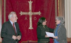 Galardón. Merche de Renobales recoge su premio de manos de la presidenta de la Junta y el presencia de Marcelo Palacios. ::
MARIO ROJAS