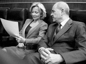 Los vicepresidentes Elena Salgado y Manuel Chaves, en el Congreso de los Diputados. ::
EFE