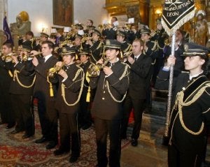 Las bandas de Oviedo y León tocan la 'Marcha Real'. ::
M. R.
