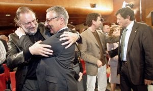 José Blanco se abraza a Álvaro Cuesta en presencia de Jesús Gutiérrez, Javier Fernández y María Luisa Carcedo ( al fondo) durante el acto político de la Federación Socialista Asturiana (FSA) celebrado ayer en un hotel de Avilés . ::
PALOMA UCHA