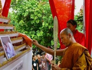 Un monje hace una ofrenda en el funeral de Nakachai. ::
P. M. DÍEZ