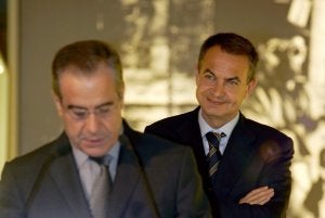 El ministro de Trabajo, José Corbacho, y el presidente del Gobierno, José Luis Rodríguez Zapatero, en un acto institucional. ::
R. C.