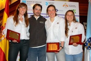 Ángela Pumariega, Tamara Echegoyen y Sofía Toro muestran satisfechas las placas de campeonas. ::
E. C.