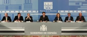 El presidente del Gobierno José Luis Rodríguez  Zapatero, junto a Elena Salgado (decha.), Alfredo  Pérez Rubalcaba (izq.) y algunos de los directivos de empresas que acudieron ayer a la reunión celebrada  en el palacio de La Moncloa, en Madrid. ::                             A. RODRÍGUEZ / AP