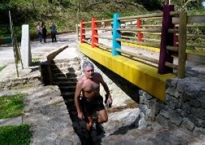 Fuente de El Pevidal. Con un potente chorro de agua fría, la fuente ha sido «enterrada» bajo un puente, lamenta Amigos del Naranco. ::                             J. D.