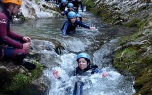 Un monitor, junto a un grupo de jóvenes practicando descenso de cañones. ::
REP. NEL ACEBAL
