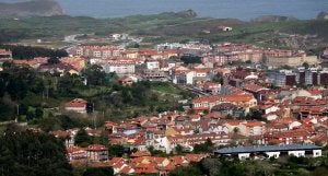 Una vista general de la capital del concejo de Llanes, con los terrenos de La Talá en la parte superior izquierda de la imagen. ::
NEL ACEBAL