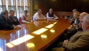 José Cardín, segundo por la izquierda, escucha a los representantes de las asociaciones de Villaviciosa. ::
T. B.
