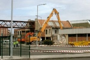 Dos máquinas iniciaron ayer las labores de demolición de los edificios que conforman la estación Jovellanos, inaugurada el 29 de enero de 1990. ::                              P. CITOULA