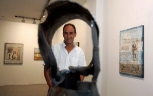 Hijo de Eduardo Chillida, con el que conserva gran parecido, se deja fotografiar entre una escultura a la que envuelven varias de sus cuerpos pintados. ::
PAÑEDA