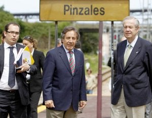 José Antonio Sebastián, Ángel Villalba y Francisco González Buendía, ayer en la estación. ::
J. BILBAO