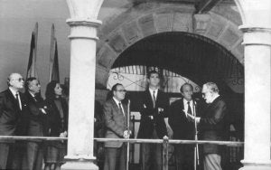 Intervención en 1991 de Joaquín Rubio Camín, ante Plácido Arango, presidente de la Fundación; don Felipe de Borbón, Juan Luis Rodríguez Vigil, Laura González, Manuel Ponga y Asensio Martínez Cobián. ::
E. C.
