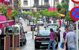 Caravana de vehículos circulando por el interior de la villa de Llanes, en la jornada del martes. ::
NEL ACEBAL