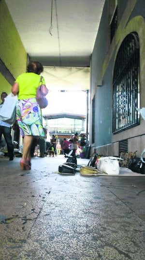 Pasillo de acceso a la plaza, ayer tras el suceso. ::
SERGIO LÓPEZ