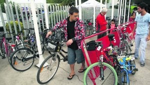 La entrada de la Fidma, donde se situó el parking para dejar las bicicletas. ::
ALEX PIÑA