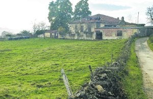 Una vista general del Palacio de Celles, que se encuentra en un lamentable estado. ::                             E. C.