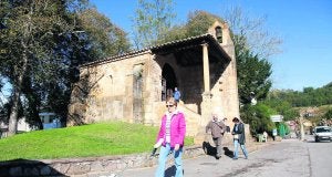 Cangas de Onís proyecta ordenar el entorno de la capilla de Santa Cruz
