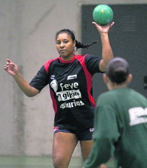 Yacaira se vio condicionada por sus exclusiones en el duelo de ayer. ::
XXX