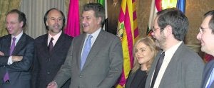 De izquierda a derecha, Gabriel Elorriaga, de aquella secretario de Estado de Organización Territorial; Jaime Rabanal, consejero de Hacienda; Jesús Posada, ministro de Administraciones               Públicas; Angelina Álvarez,  consejera de Administraciones Públicas de Asturias, y Francisco Sevilla, consejero de Salud. La foto fue tomada el 26 de diciembre de 2001, en la reunión en la que se dio por                                  cerrado el traspaso sanitario. ::                             E. C.