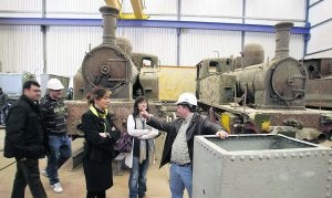 La alcaldesa de Langreo, Esther Díaz, en el taller Construcciones Metálicas Alba, donde se restauran varias máquinas ferroviarias. ::
J. C. ROMÁN