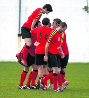 Los jugadores del Llaranes, en franca progresión, celebran un gol en Santa Bárbara. ::
ANDRÉS CASTILLO