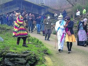 El 'valenciano' (derecha) recorre las calles de San Salvador junto a una de las 'madamas'. ::                             J. M. A.