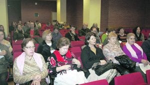 Fernanda del Castillo, Abel Pérez, Tita Caravera y Alberto Fernández presentan las jornadas. Abajo, el público atiende la ponencia. ::
SEVILLA