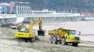 Varias máquinas trabajaban ayer, en la playa de Salinas, para retirar todo el material que habían depositado las riadas. ::                             MARIETA