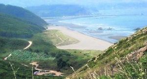 Vista parcial del Playón de Bayas, con la desembocadura del río Nalón y la barra de San Esteban al fondo de la imagen. ::                             E. C.