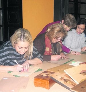 Alumnas del taller de marquetería de Villaviciosa, trabajando junto a su profesora Lola Lozano. ::
L. I. A.