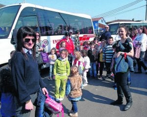 Los padres cortaron el paso de los autobuses. ::
J. M. PARDO