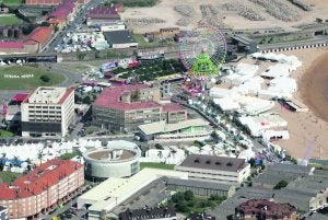 Vista aérea de la Semana Negra en en la edición de 2010, que se celebró al igual que la de 2009 en la zona de El Arbeyal. ::                             JOAQUÍN PAÑEDA