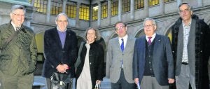 Juan López Arranz, Alberto Marcos Vallaure, Paz de Andrés, Juan Vázquez, José Barluenga y Guillermo Ojea, en el claustro del edificio histórico de la universidad. ::
J. DÍAZ