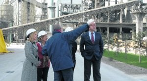 Por la izquierda, Isabel Marqués, Alicia Castro Masaveu, la jefa de servicio de Gestión Ambiental, Paz Orviz; y el responsable de Medio Ambiente de Cementos Tudela Veguín, Fernando Fernández, atienden las explicaciones del director de la fábrica de Aboño, Iván Fernández, de espaldas. ::                             E. C.