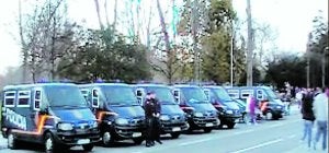 Los furgones de la Policía Nacional, preparados para intervenir, enfrente de El Molinón, ayer. ::                             E. C.