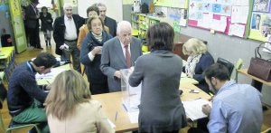 Un hombre de 101 años vota en una mesa electoral del colegio público Dolores Medio, en Oviedo. ::
MARIO ROJAS