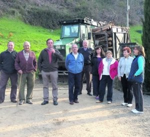 Los vecinos de Mieres, en Cazanes, durante el corte de carretera. ::
SIMAL