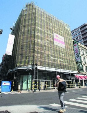 Los andamios rodean el edificio de la calle de La Merced. Arriba, a la derecha, su fachada verde antes de la obra. ::
ÁLEX PIÑA