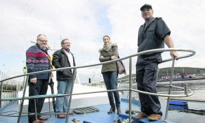 José Antonio Álvarez, Javier Arribas, Ana Concejo y Francisco Javier García sobre la embarcación. ::                             S. LÓPEZ