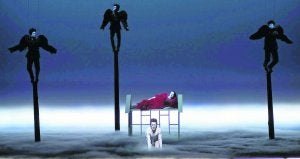 Un momento de la representación en el Teatro Real, con Willem Dafoe (agachado) y Marina Abramovic (de rojo). ::                             JAVIER DEL REAL