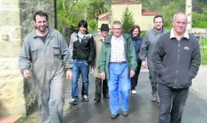 Vecinos y empresarios de Buelles pasean por las calles del pueblo, una localidad que lleva 32 años sin servicio de telefonía fija. ::
G. F. B.