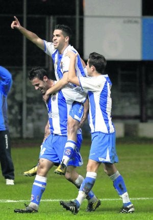 Naya celebra el gol que logró ante el Tuilla subido a hombros de Abraham. ::                             MARIETA