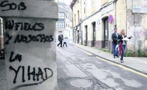 Los concejales Manuel Ballestero y Engracia Valle, ayer, en la calle San Antonio, una de las que se rehabilitarán. ::
PABLO NOSTI