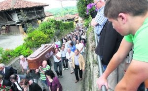 Una larga comitiva siguió ayer al féretro de Emilio González por las estrechas y empinadas calles de Suares . ::                             PABLO NOSTI