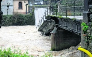 Las fuertes lluvias destrozaron el puente de La Riera en febrero. ::
JESÚS DÍAZ