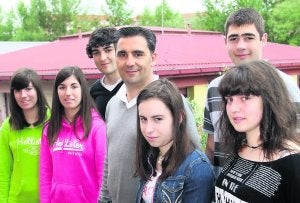 Los alumnos de Religión del IES Juan de Villanueva, con su profesor Antonio Cabeza. ::
PABLO NOSTI