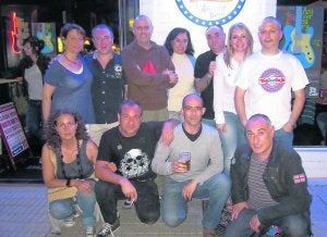 Uca Fernández, Mari Menéndez, Isabel Fernández y Rita Fernández  con                        el resto de simpatizantes de la Peña Hurlé 15 que acudieron a la comida que cada año celebran en el restaurante Casa Pancho, en el                                pueblo de Trescares, Peñamellera Alta.